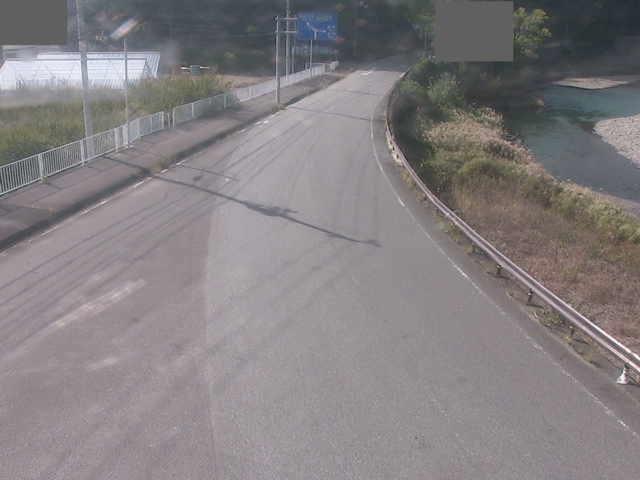 Изображение с веб-камеры дороги рядом с водоемом