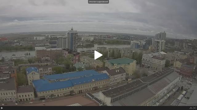 Вид с воздуха на город с синей крышей