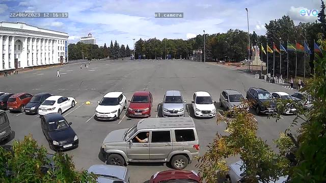 Парковка, заполненная множеством припаркованных автомобилей