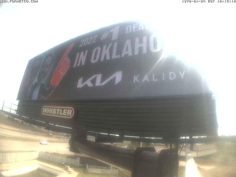 Большой рекламный щит на обочине шоссе