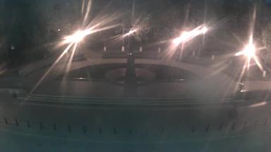 Вид с воздуха на фонтан в парке