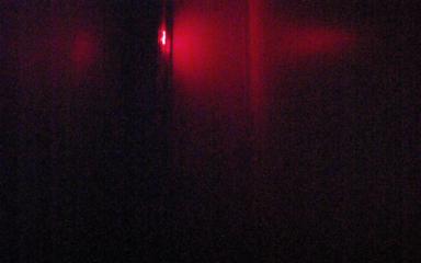 Размытое фото красного света в темной комнате