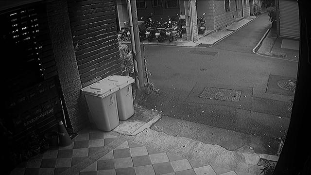 Черно-белое фото угла улицы