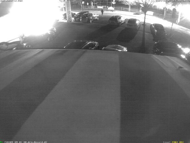 Черно-белое фото автомобилей, припаркованных на стоянке