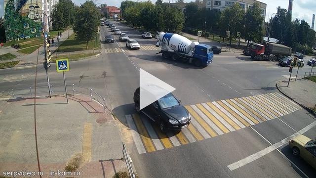 Вид с воздуха на улицу с легковыми и грузовыми автомобилями