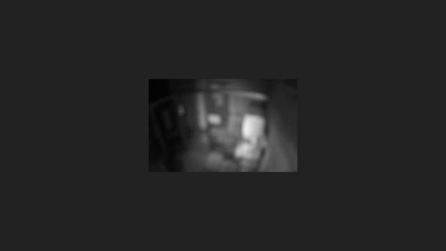 Черно-белое фото человека в темноте.
