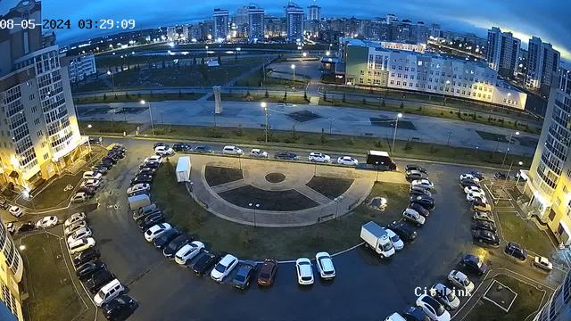 Вид с воздуха на парковку в городе