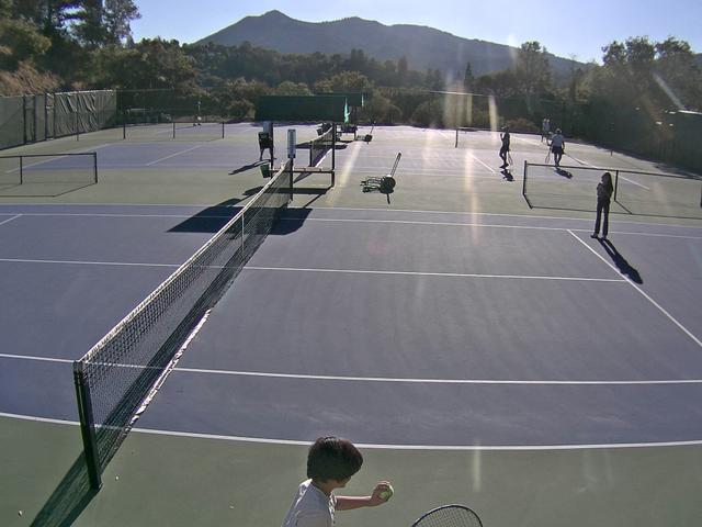 A man standing on a tennis court holding a racquet