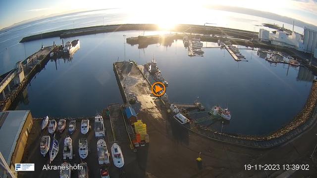 Вид с воздуха на гавань с лодками