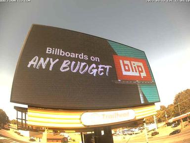 Рекламный щит с рекламными щитами, на котором написано рекламные щиты на любой бюджет.