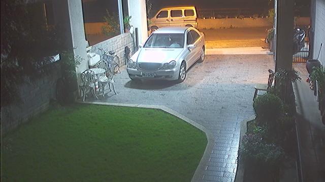 Автомобиль, припаркованный перед домом ночью