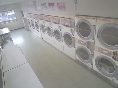 Ряд стиральных и сушильных машин в прачечной