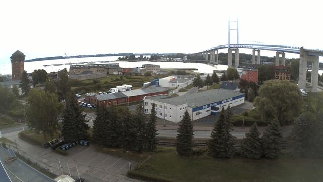 Вид с воздуха на город с мостом на заднем плане