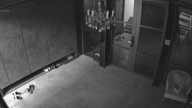 Черно-белое фото комнаты с дверью