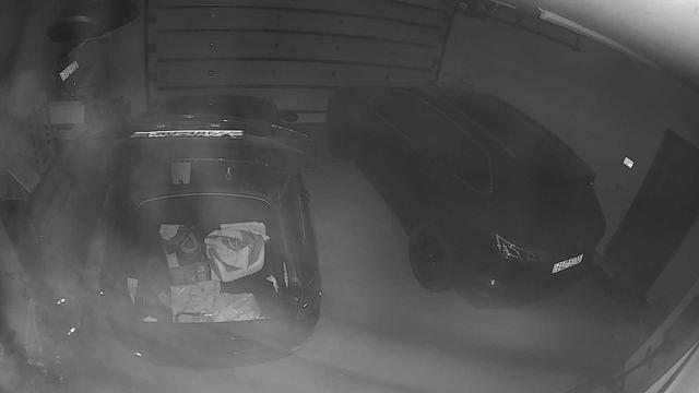 Черно-белое фото автомобиля в гараже