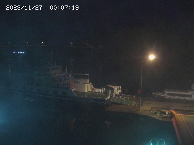 Веб-камера снимает лодку, пришвартованную ночью