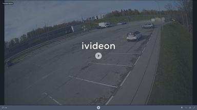 Скриншот шоссе с движущимися по нему автомобилями