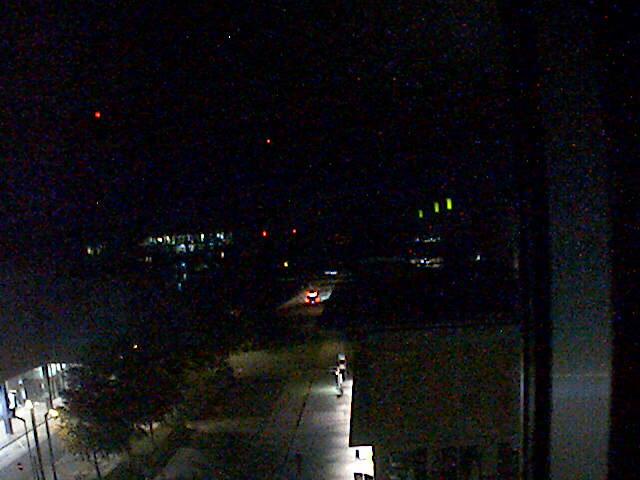 Вид на ночной город из окна поезда