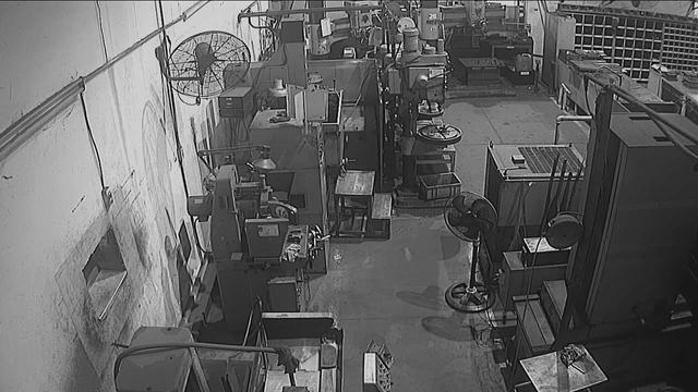 Завод, заполненный множеством машин и рабочих