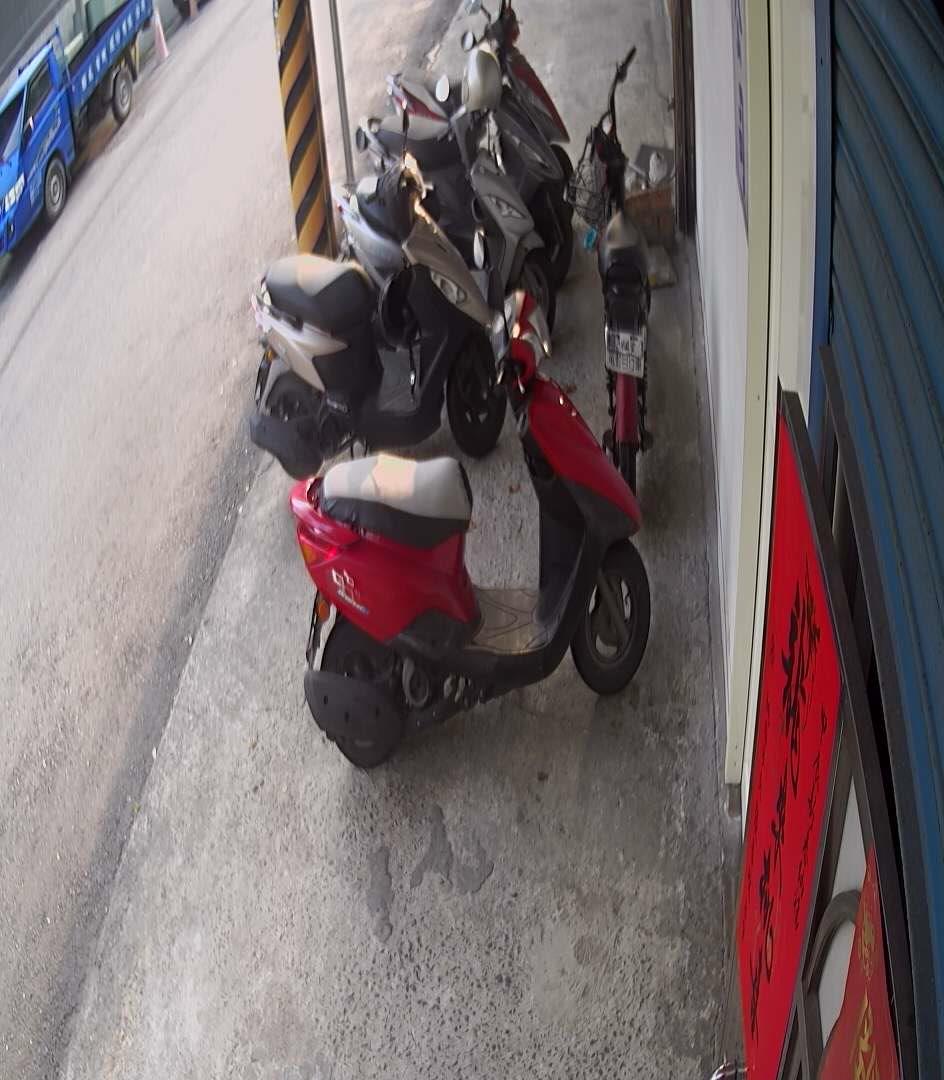 Мотороллер припаркован в гараже у стены