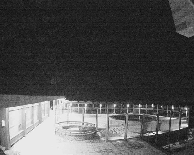 Черно-белое фото здания ночью