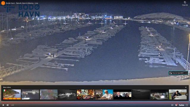 Гавань, заполненная множеством лодок ночью