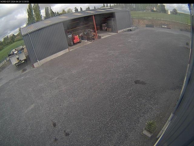Вид с воздуха на грузовик в гараже