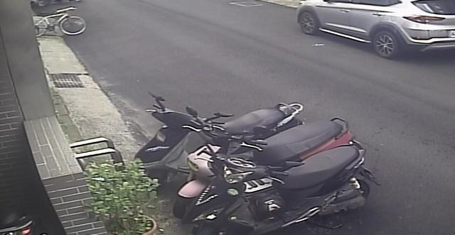 Мотоцикл, припаркованный на обочине дороги