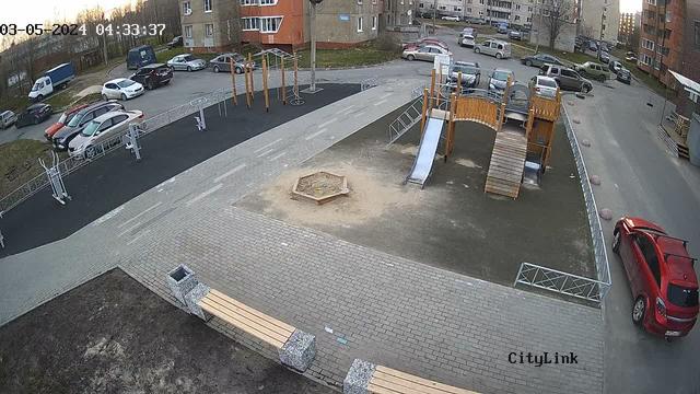 Вид с воздуха на детскую площадку на парковке
