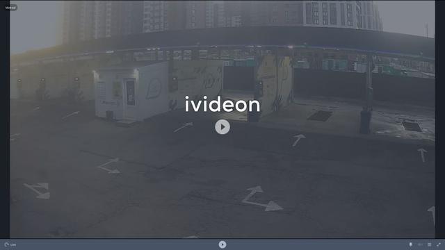 Скриншот здания с видео на нем